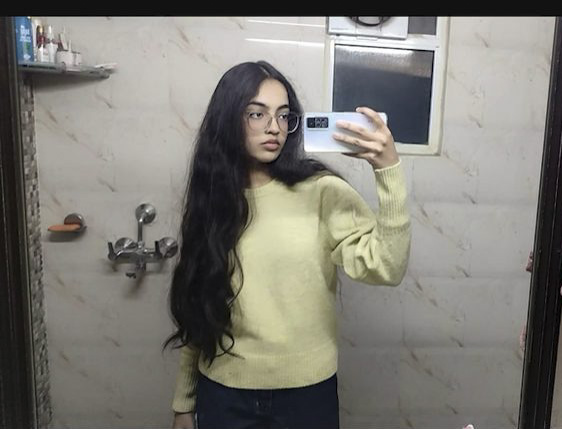 Avni taking a mirror selfie